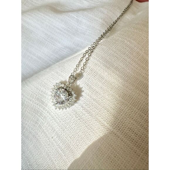 Super sparkly cubic zirconia round cut heart shaped pendant necklace - Picture 5 of 10
